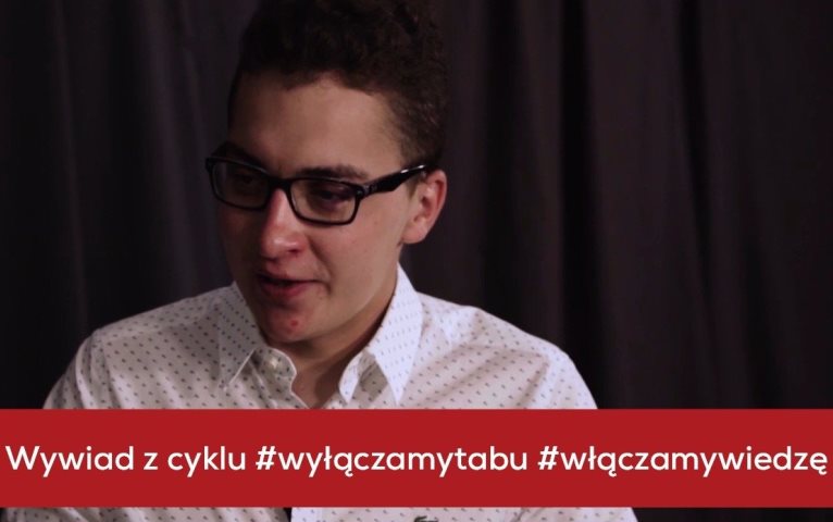 zdjęcie Adriana Beściaka na dole na czerwonym pasku napis wywiad z cyklu #wyłączamytabu #włączamywiedzę