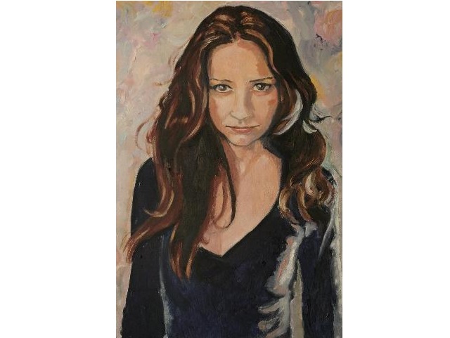 portret kobiety z długimi włosami i ciemnej bluzce