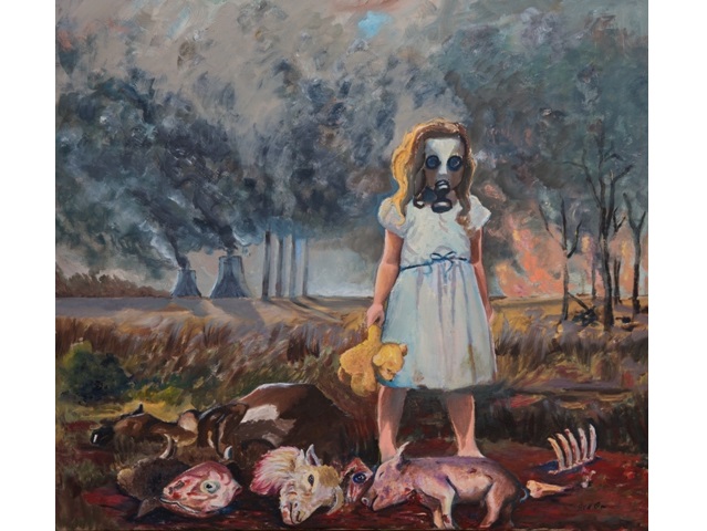 dziewczynka w ogrodzie u jej stóp zwierzęta leżą świnka, owca, dziecko trzyma misia