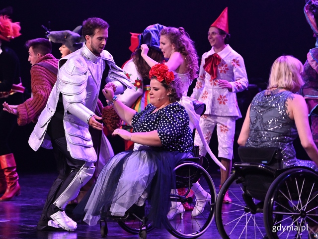aktorzy na scenie w ruchu na pierwszym planie tańczy kobieta na wózku z pełnosprawnym mężczyzną