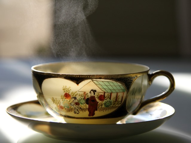 filiżanka parującej herbaty z gejszą
