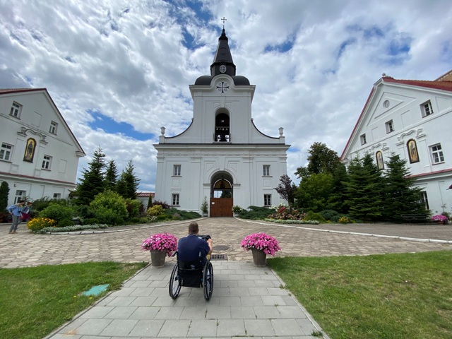 Kamil na tle trzech budynków, to Prawosławny Monastyr Męski Zwiastowania NMP