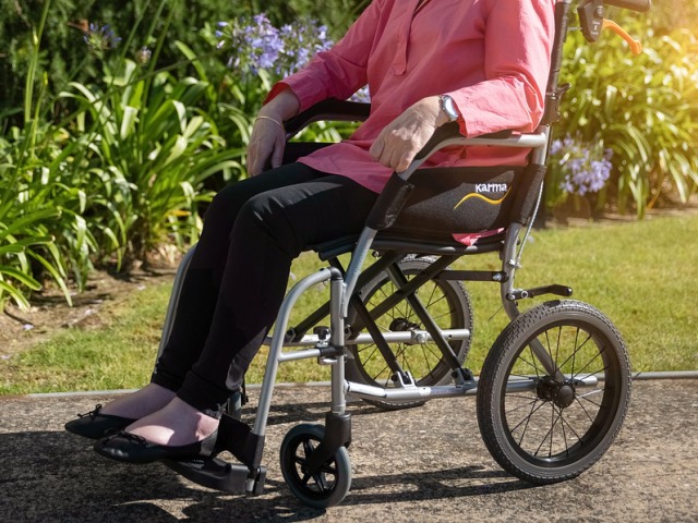 starsza kobieta na wózku