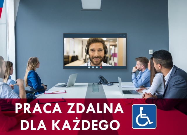 zdjęcie kilku osób przy stole konferencyjnym patrzą na zawieszony na ścianie ekran z którego przemawia mężczyzna na dole napis praca zdalna dla każdego i logo osoby na wózku