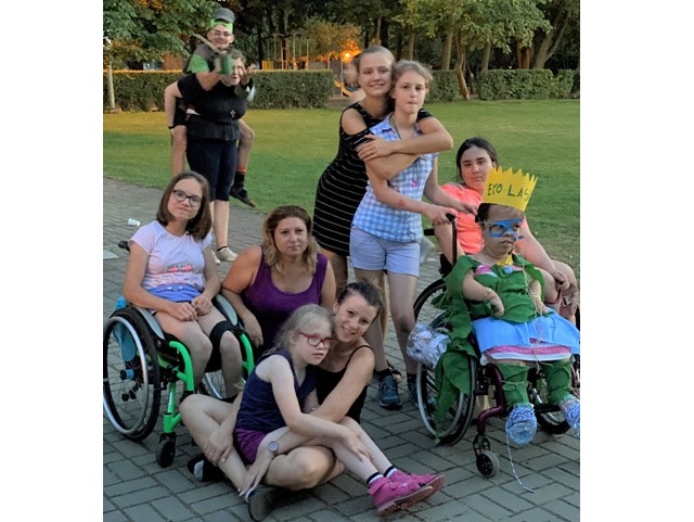 Maria Stuczyńska wraz z dziećmi z niepełnosprawnościami na koloniach