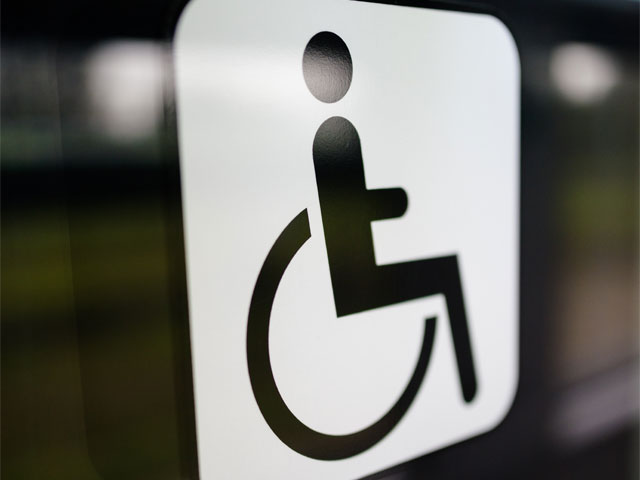 znaczek osoby z niepełnosprawnością na szybie wagonu pociągu