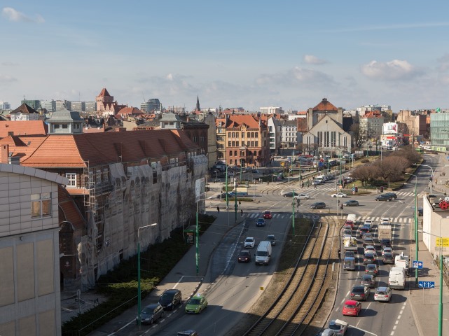 widok z góry  na ulice Poznania z budynkami i ruchem ulicznym