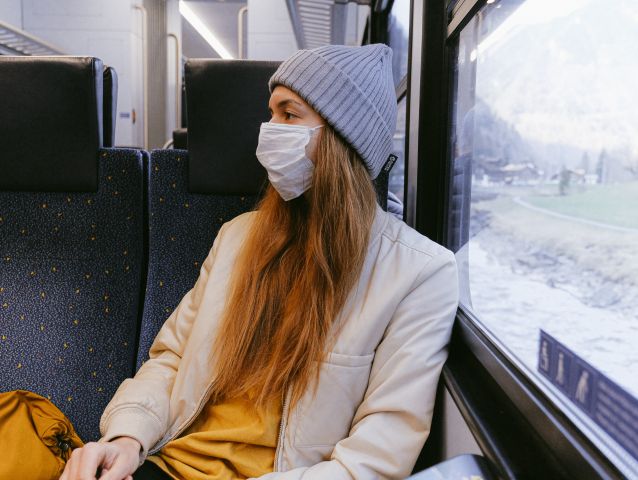 dziewczyna w maseczce podróżująca pociągiem