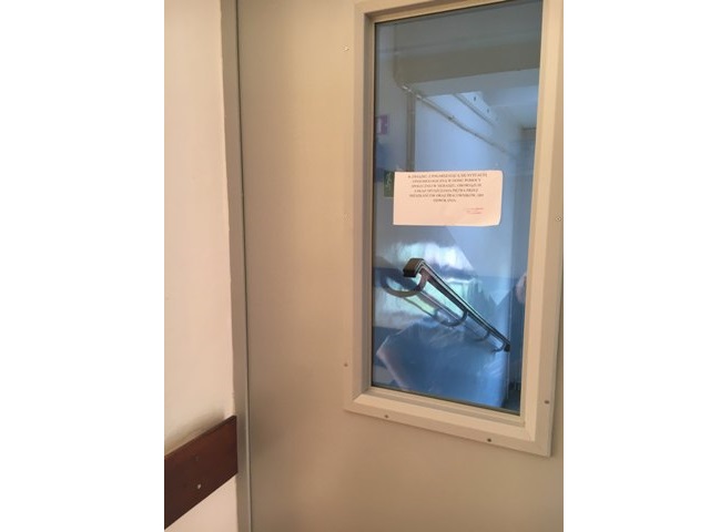Drzwi na których wisi kartka z informacją że nie można opuszczać pięter