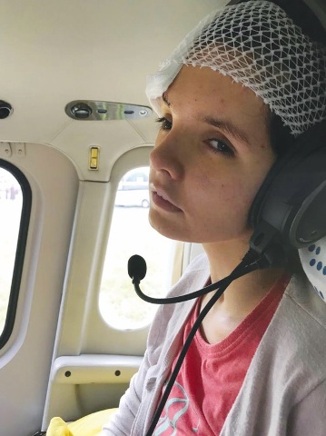 śp. Alicja Mazurek w helikopterze po wypadku.