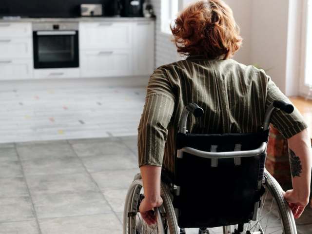 Kobieta siedząca na wózku inwalidzkim.