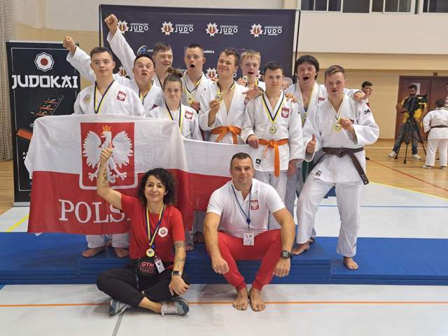 Zdjęcie grupowe reprezentacji Polski z zespołem Downa w Judo