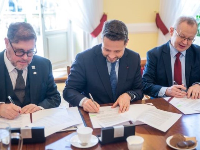 Prezydent Warszawy podpisuje deklaracje paryską.