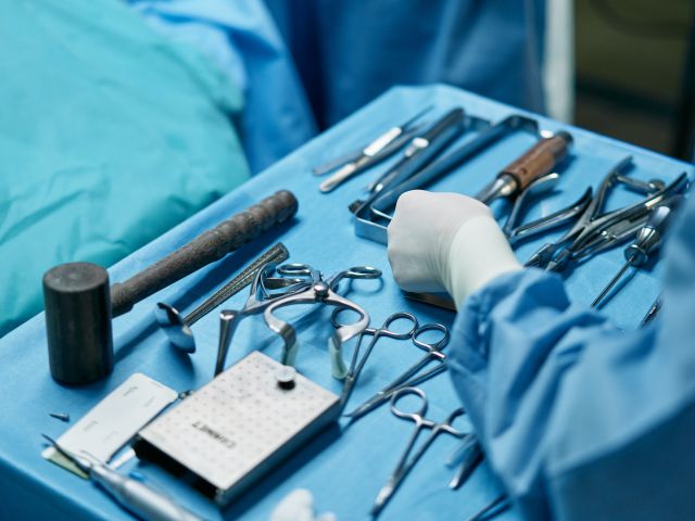 narzędzia medyczne przed operacją