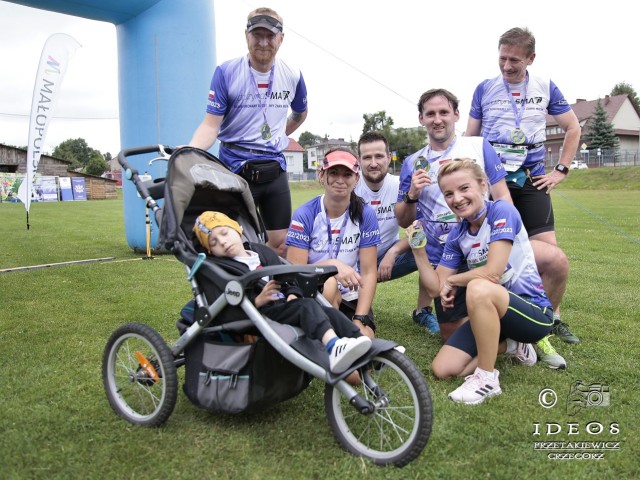 Zawodnicy SMArt RUN i chłopiec chorujący na SMA