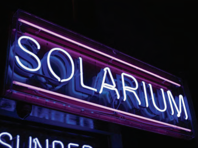 neonowy napis Solarium