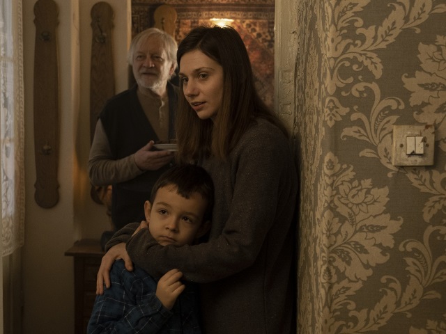 Secna z filmu Śubuk. Główna bohaterka stoi ze swoim synkiem. Za nią stoi Feliks, grany przez Andrzej Seweryna.