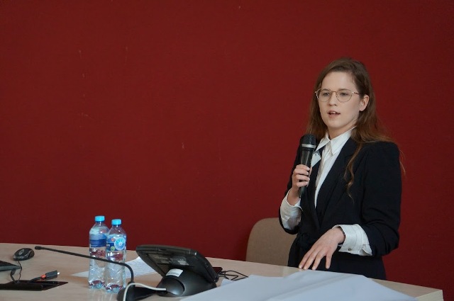 Dominika Kopańska podczas prezentacji.