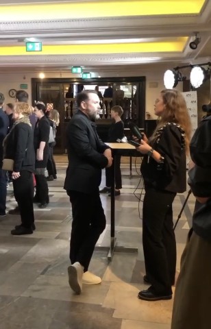 Jan macierewicz reżyser filmu Skołowani i dziennikarka Dominika Kopańska podczas wywiadu