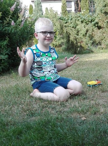 Szymon Gajda, chłopiec zmagający się z albinizmem ocznym.