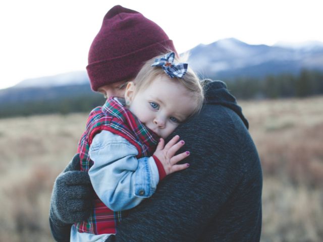 osoba przytula dziecko