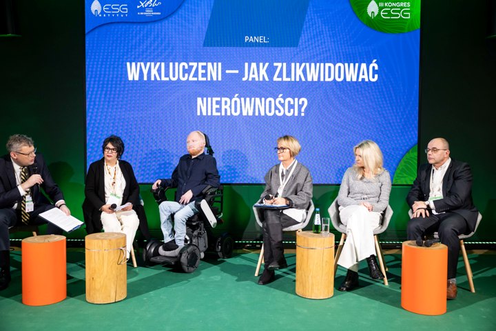 Zdjęcie z konferencji, przedstawiające panelistów podczas dyskusji