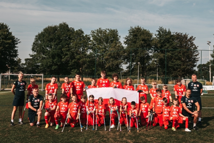 Grupa młodzieży, która przyjechała na obóz ampfutbolu. Zdjęcie grupowe. 