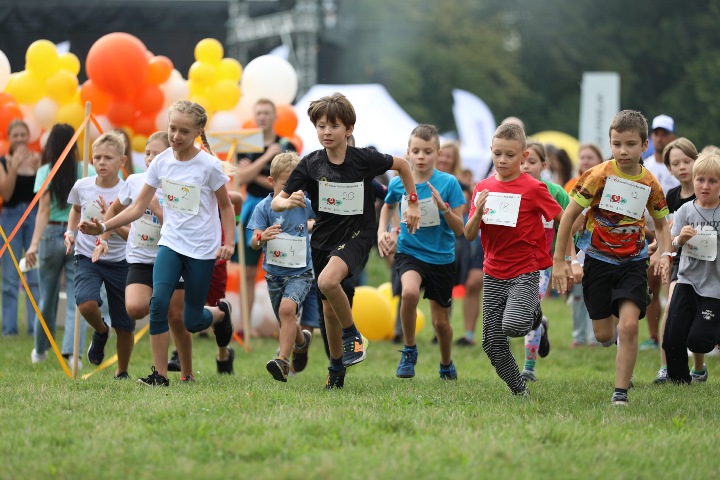 Grupa dzieci biegnących w maratonie. 