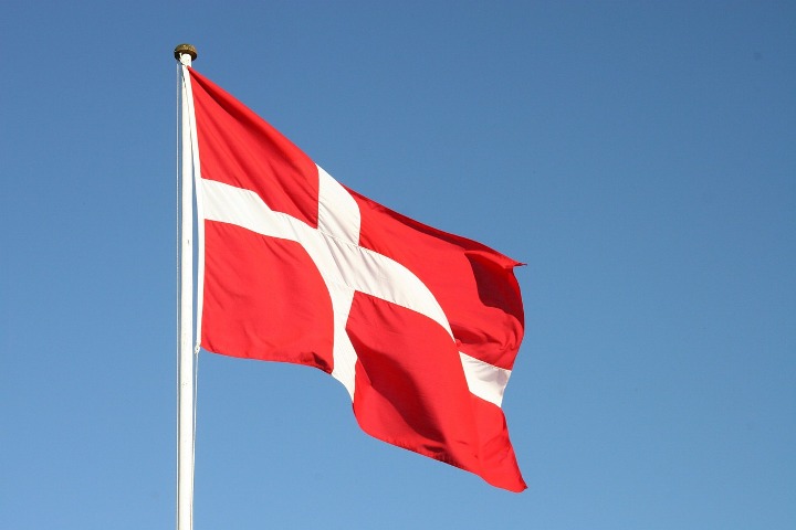 flaga Dani powiewająca na wietrze