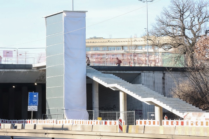 zdjęcie windy powstającej na przystanku tramwajowym na placu na Rozdrożu.