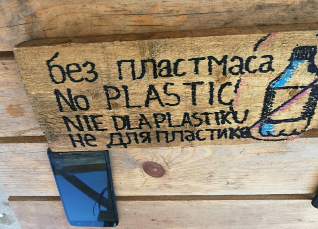 napis na drewnianej belce Nie dla plastiku w różnych językach