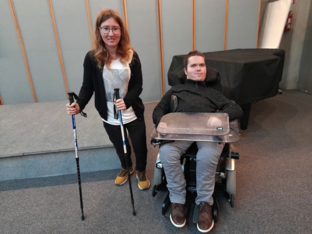 Obok siebie stoją poruszajaca się z pomocą kijków do Nordic Walking Martine Elliasson i poruszajacy się na wózku elektrycznym Ola Schrøder Røyset.