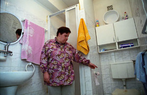 kobieta wskazuje na muszlę toaletową w łazience