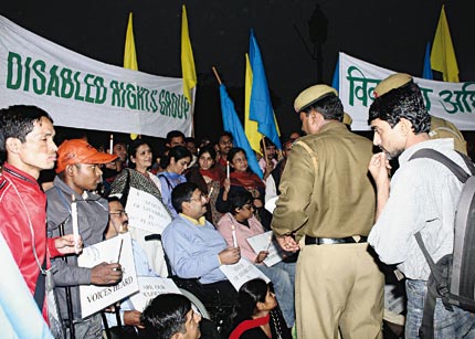 Javed Abidi (na zdj. w niebieskim swetrze) prowadzi manifestacje ludzi walczących o swoje prawa, Fot. Arch. NCPEDP