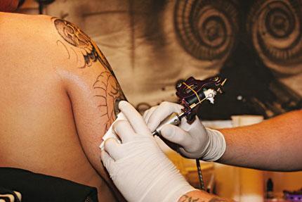 zdjęcie: robienie tatuażu, fot.: M. Vitkauskas