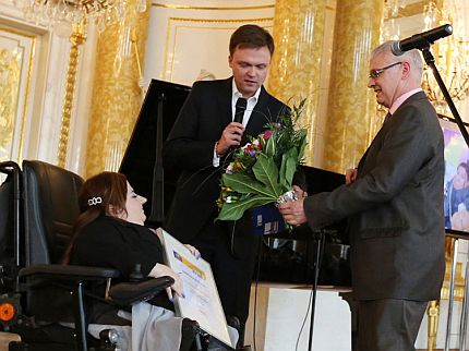 Robin Barnett, ambasador brytyjski w Polsce, wręcza kwiaty Bogumile Siedleckiej