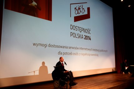 Piotr Pawłowski na przemawia podczas konferencji 