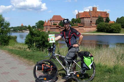 Rafał Gęźlikowski przed zamkiem w Malborku