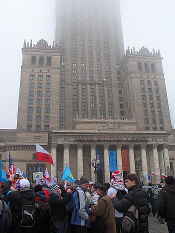 Manifestanci na tle Pałacu Kultury i Nauki w Warszawie