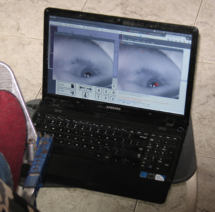 Urządzenie BCI wykorzystuje okulograf, który pozwala na śledzenie wzroku, fot.: Mateusz Różański