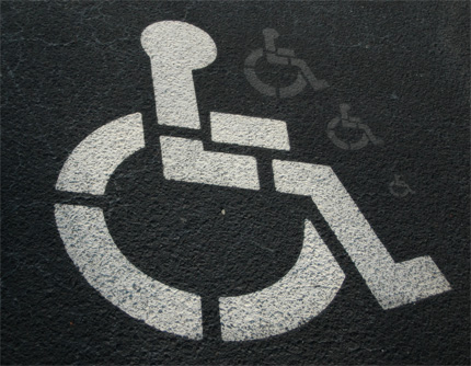 symbol niepełnosprawności na drodze