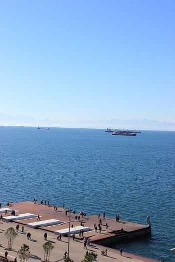 Fragment nadbrzeża z promenadą, w tle morze i statki