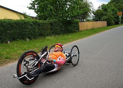 Arkadiusz Skrzypiński na handbike'u na trasie wyścigu na 300 km