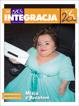 Okładka magazynu Integracja z uśmiechniętą Bogusią Siedlecką siedzącą na wózku inwalidzkim w eleganckiej turkusowej sukience i z białą torebką kopertówką. Tytuł na okładce: 