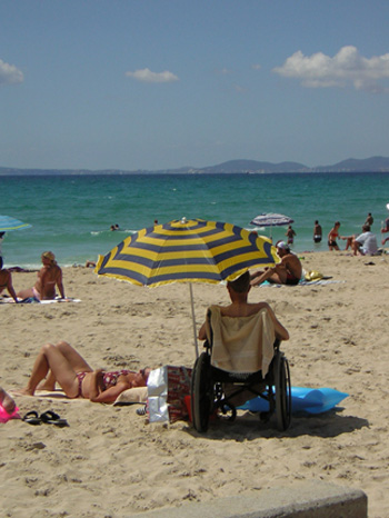 Osoba na wózku na plaży