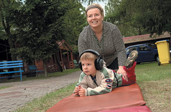 Na zdjęciu: Igorek z mamą na dworze