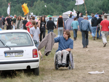 zdjęcie: uczestnik festiwalu poruszjący się na wózku