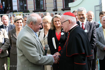 zdjęcie: dyr. Ośrodka mgr. Michał Hajtko oraz ks. Kardynał Henryk Gulbinowicz