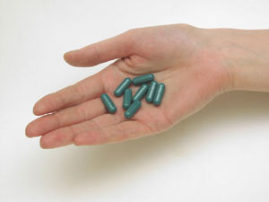 zielone tabletki na dłoni