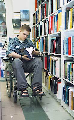 chłopak na wózku w bibliotece